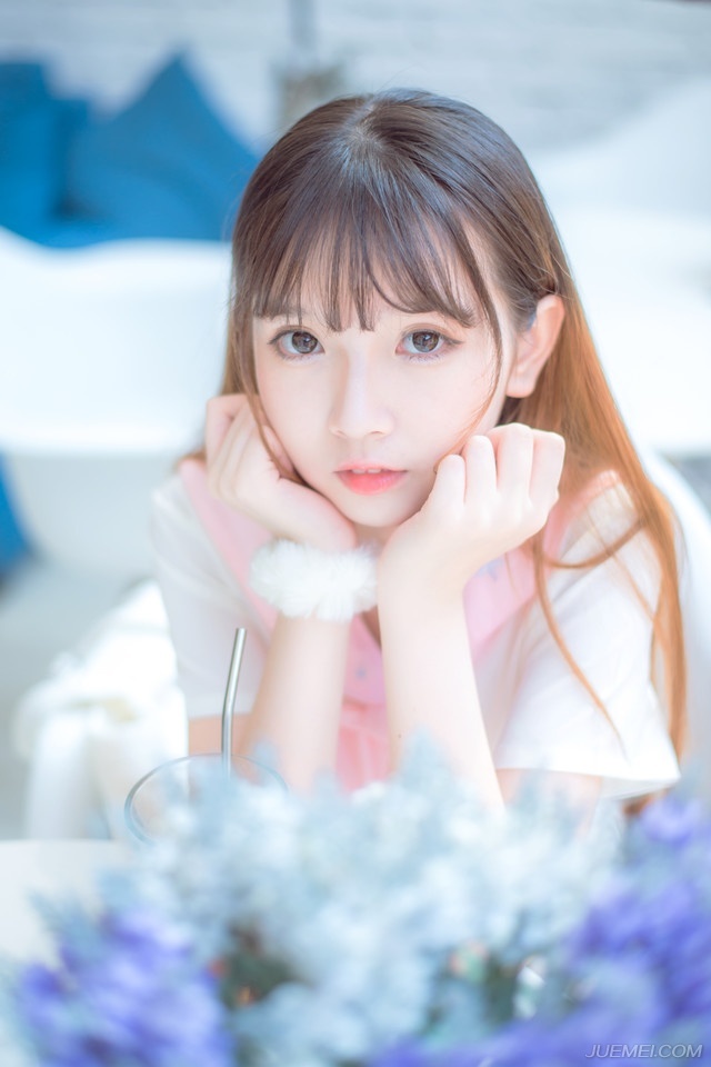 曾认为即使穷困潦倒走投无路，亲情就是最后的稻草，也会伸出温暖的双手。现在慢慢才知道，变质了的亲情就只剩无情了，疏远和冷漠才是真正的面孔！实力永远决定你在亲情中的位置！任何时候只能相信自己。